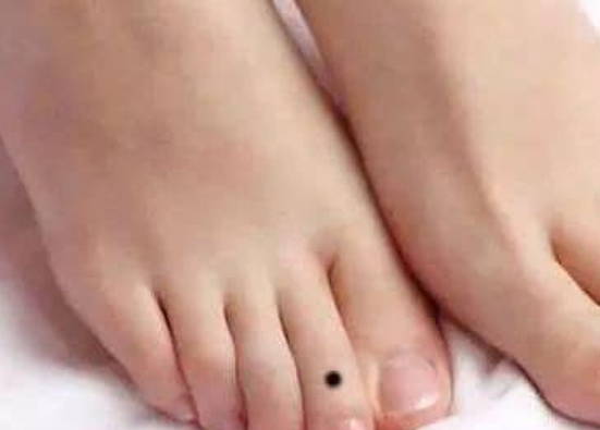 男人脚趾有痣代表什么，脚拇指和指缝间表富贵