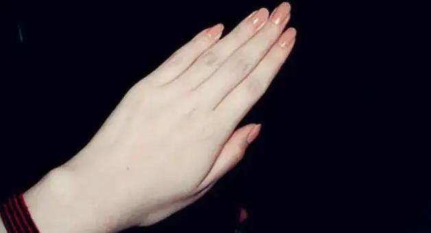 指甲盖长的人命运(手指甲形状代表的意义)